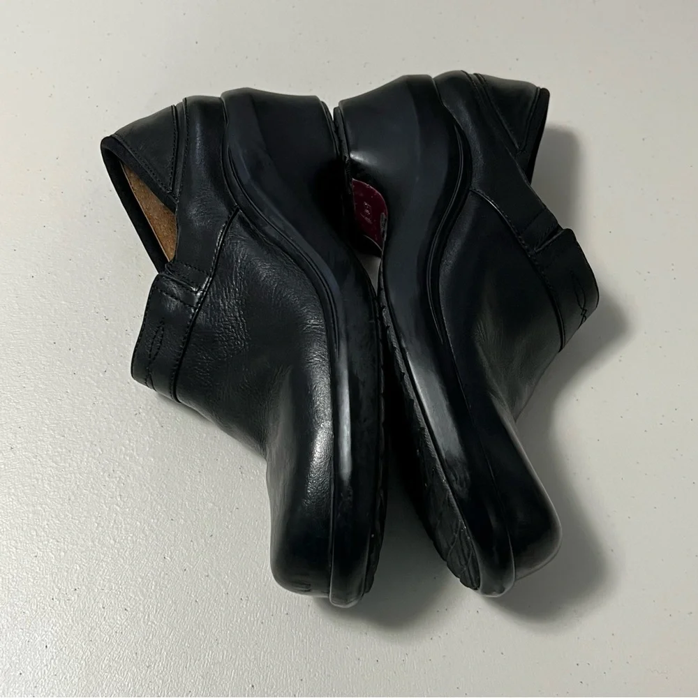 ARIAT Slip On Black Leather Clogs - Picture 10 of 14